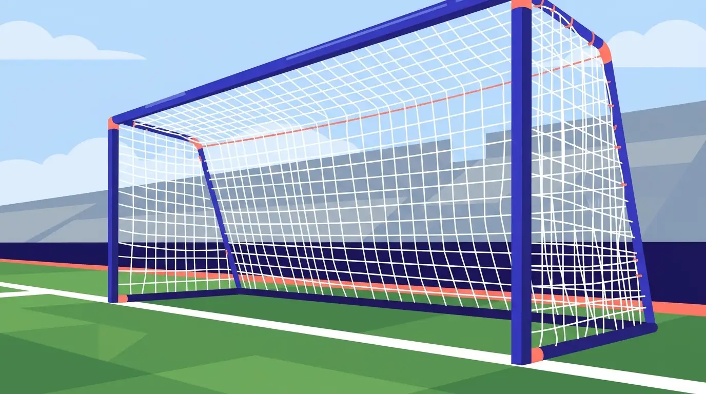 Fußballtor mit weißem Netz auf einem grünen Fußballplatz